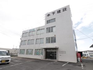 白い外壁の建物正面 