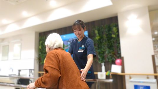親切なスタッフと利用者 