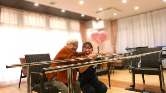 微笑む高齢者と介護士