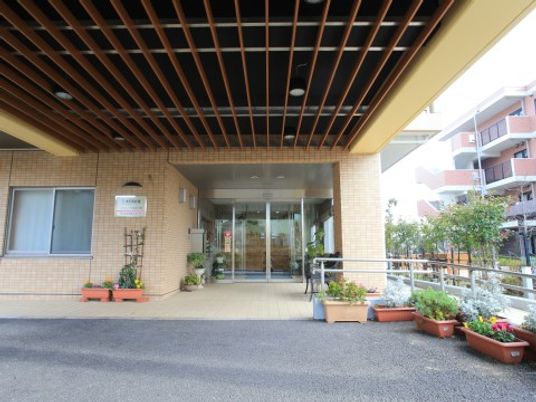 広々とした入り口外観