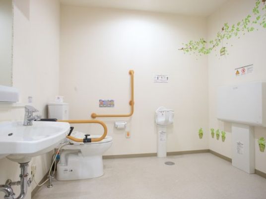手すり付き清潔なトイレ空間