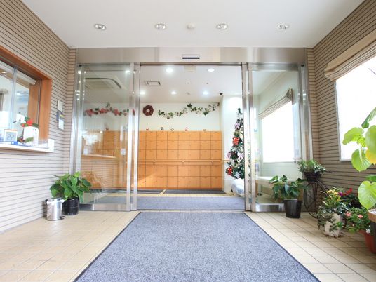 明るいエントランスの風景