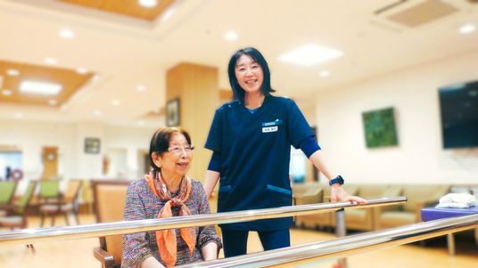 笑顔で会話するスタッフ