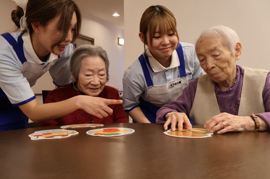 談笑する居室