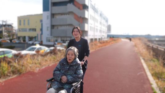 車いす介助するスタッフ