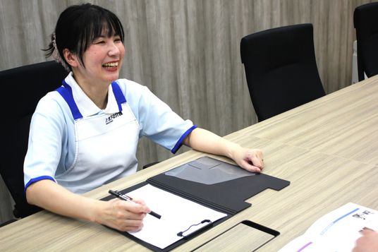 笑顔のスタッフ会議室