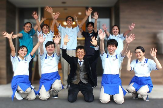 笑顔の職員たちの集合写真