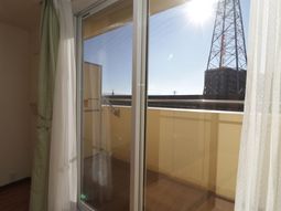 日差しが差し込む部屋のバルコニー