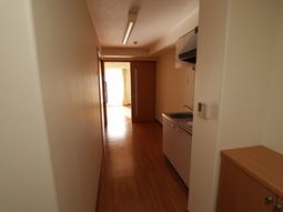 明るい廊下とキッチン