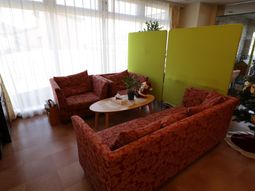 赤い柄のソファがあるリビング