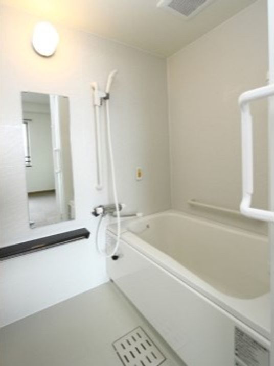 浴槽と手すり付き浴室