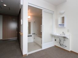 手すり付き浴室と洗面台