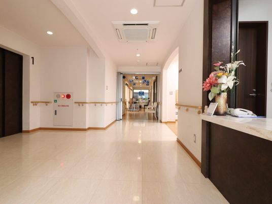 明るく広々とした廊下