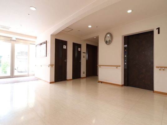 明るい廊下の風景