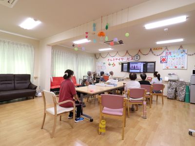 椅子に座る人々の多目的室