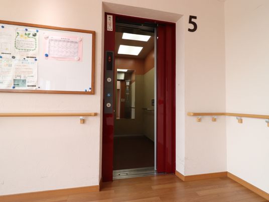 赤い扉の明るい廊下