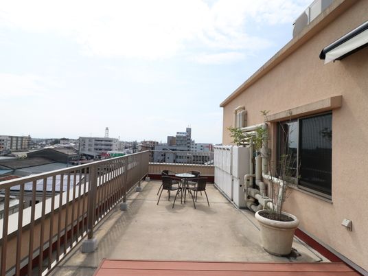 都市景観の見えるテラス