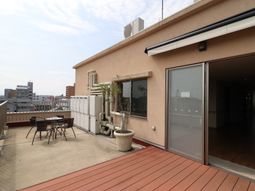 テーブルセットのある屋上