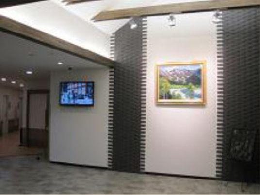 廊下に掲示物とテレビ