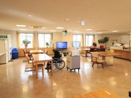 共用リビングの明るい空間