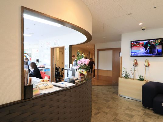 受付とテレビのあるロビー