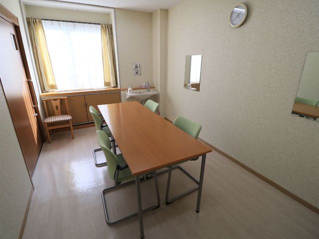 明るい居室の一角 談話室 開放的な設計の居室です。採光が良く、清潔感ある環境で仕事ができる空間をご案内します。