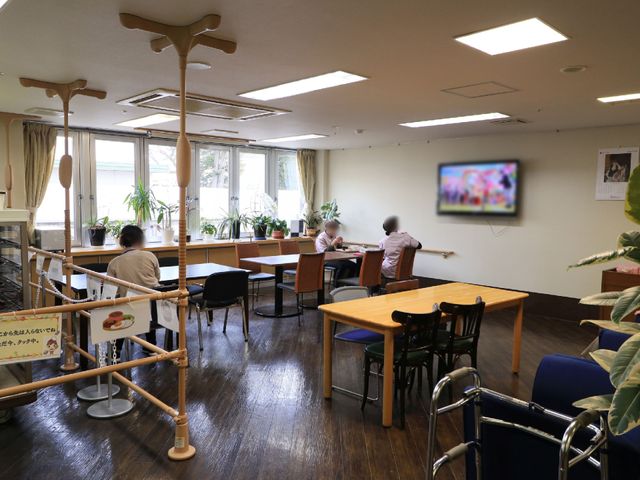 機能訓練施設のリハビリ室 食堂 ゆったりとしたリハビリエリアです。明るく快適な空間で訓練に取り組む様子が伺えます。