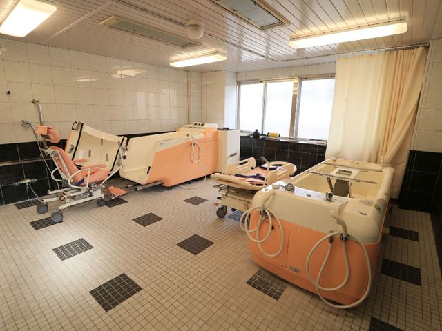 介護用浴室の設備 浴室 安全で快適な介助が可能な浴室です。大きめの窓で明るく、清潔感のある環境が保たれています。