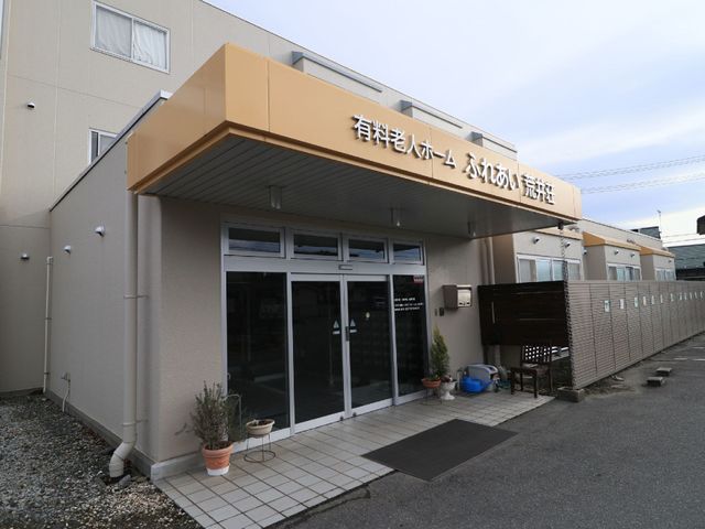 エントランス明るい施設正面 外観 入口が広々としており、明るい印象のエントランスです。快適な職場環境が期待できます。
