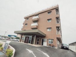 明るい建物の外観