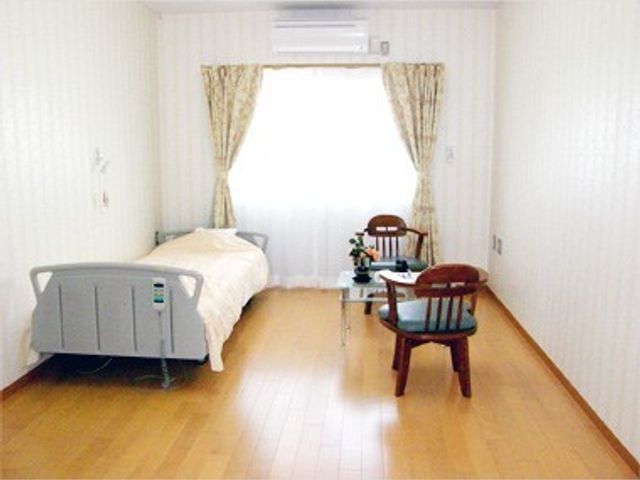 清潔な個室居室 居室 ゆったりとした個室は日当たりがよく、穏やかな時間を過ごせる設計になっています。シンプルな家具と広々とした空間が、快適な生活をサポートします。