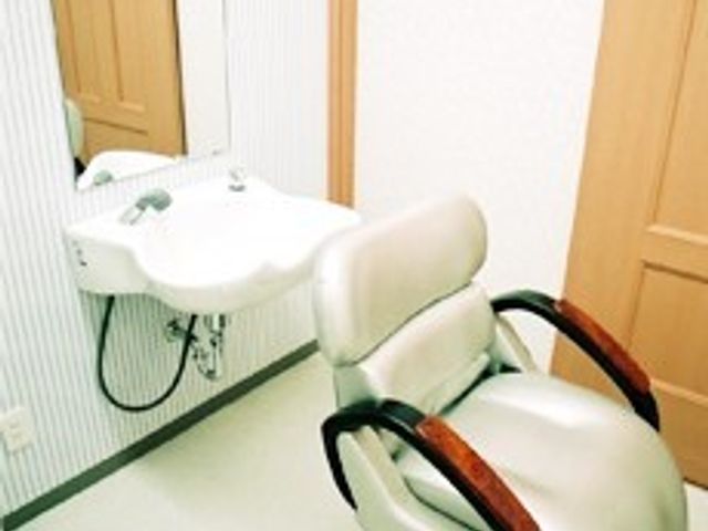 理容室の椅子と洗面台 理美容室 設備整備された理美容室で、快適にご利用いただけます。清潔で明るい空間が、心地良い時間を提供します。