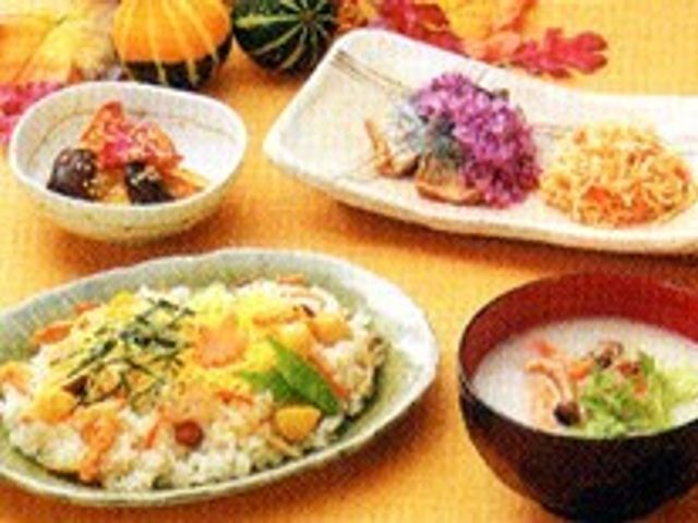 彩り豊かな食事の風景 食事 季節感のあふれる食事が並び、色彩を意識した盛り付けがぬくもりを感じさせます。バランスの良いメニューで健康をサポートします。