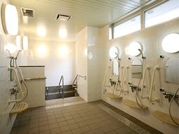 明るい照明の浴室設備