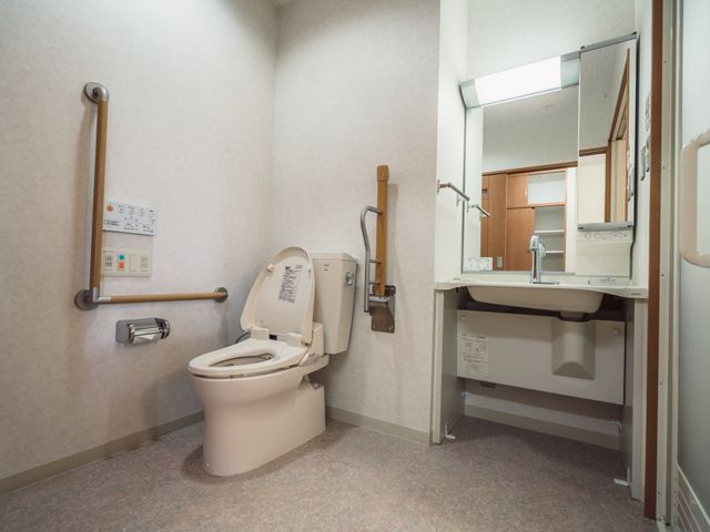 バリアフリー設計のトイレ トイレ 手すり付きで安全に配慮された清潔感のあるトイレ空間です。日々の快適な生活をサポートする設備が整っています。