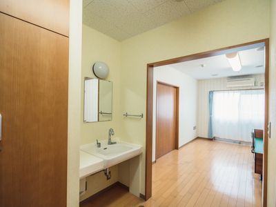 居室入口と洗面台