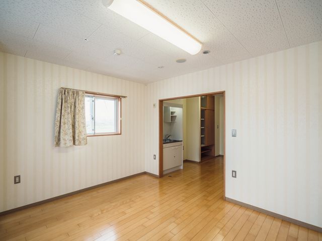 広々とした居室の様子 居室 ゆとりある居室には採光を多く取り入れ、明るく落ち着いた空間です。整った設備のキッチンスペースもあり、自由に使える快適な環境が整っています。