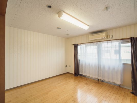 広々とした明るい居室