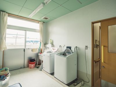 洗濯機と窓のある室内