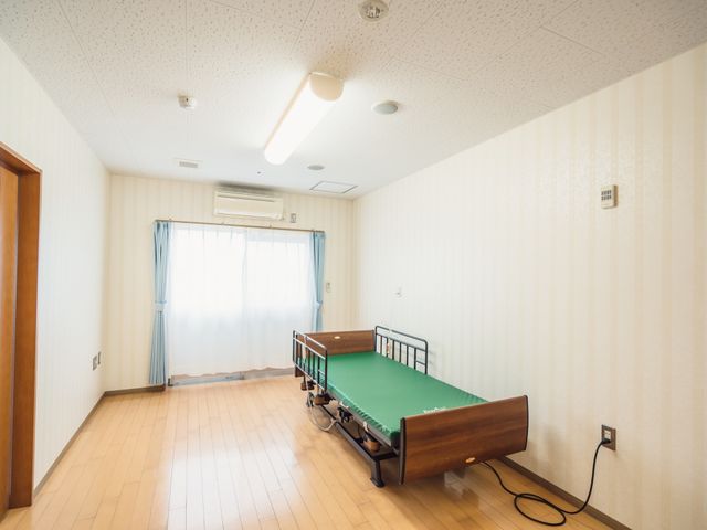 清潔な個室の居室 居室 明るくて広々とした個室です。必要な物品を備え、快適なご滞在をサポートいたします。