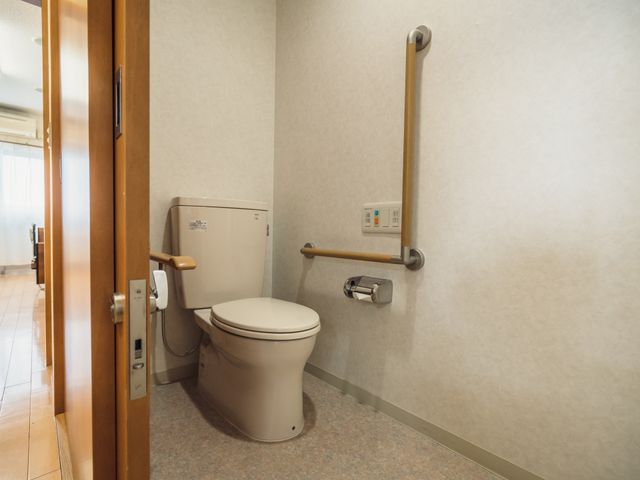 バリアフリー対応のトイレ トイレ 手すり完備で安全な使用を支えるトイレです。利用者の自立支援を大切にしています。