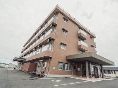 多階層の建物エントランス