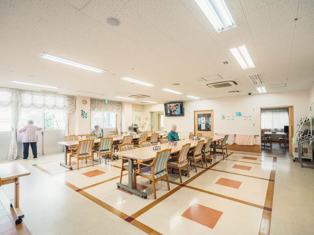 明るい共有ダイニング 食堂 光が差し込む広々とした食堂で、利用者同士が心地よい時間を過ごしています。日々の食事やコミュニケーションが楽しめる場を提供しています。