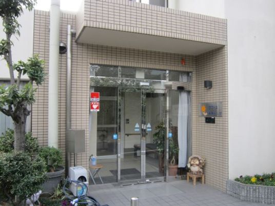 広々とした明るいエントランス