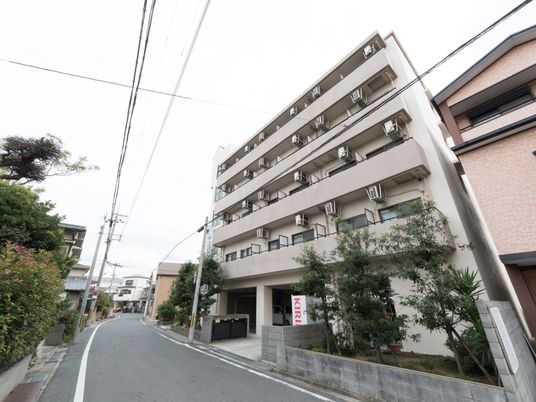 多階層の建物の外観