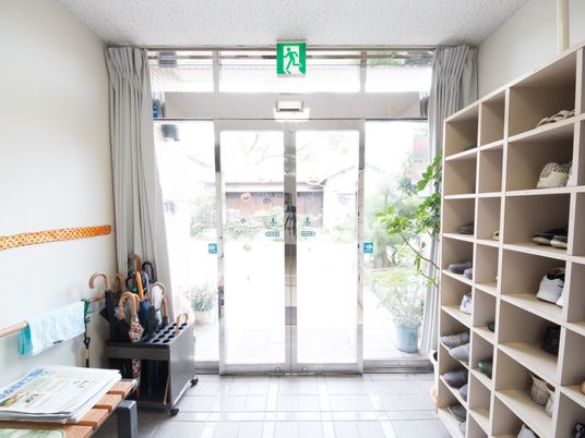 玄関の出入口と靴棚