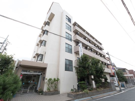 白い建物のエントランス