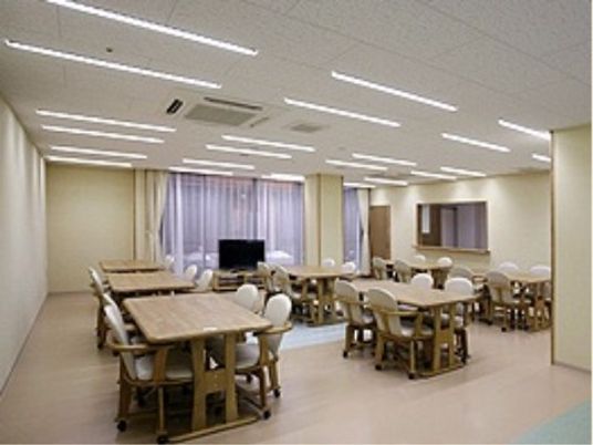 明るい共用ダイニング空間