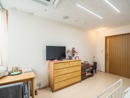 居室のベッドとテレビ