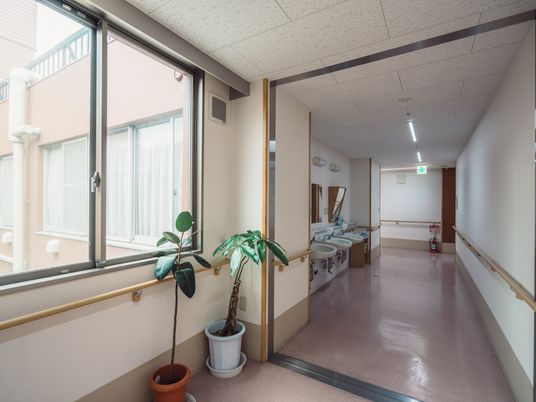 手すり付き広々とした廊下